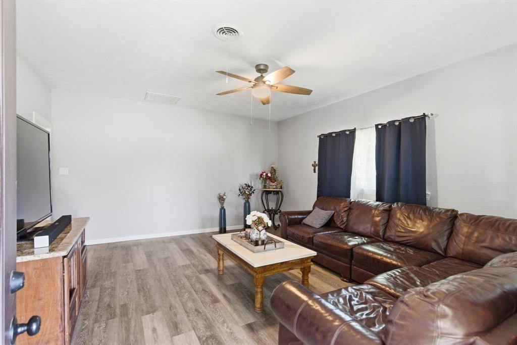 401 W Mesquite Street, Gunter, TX 75058