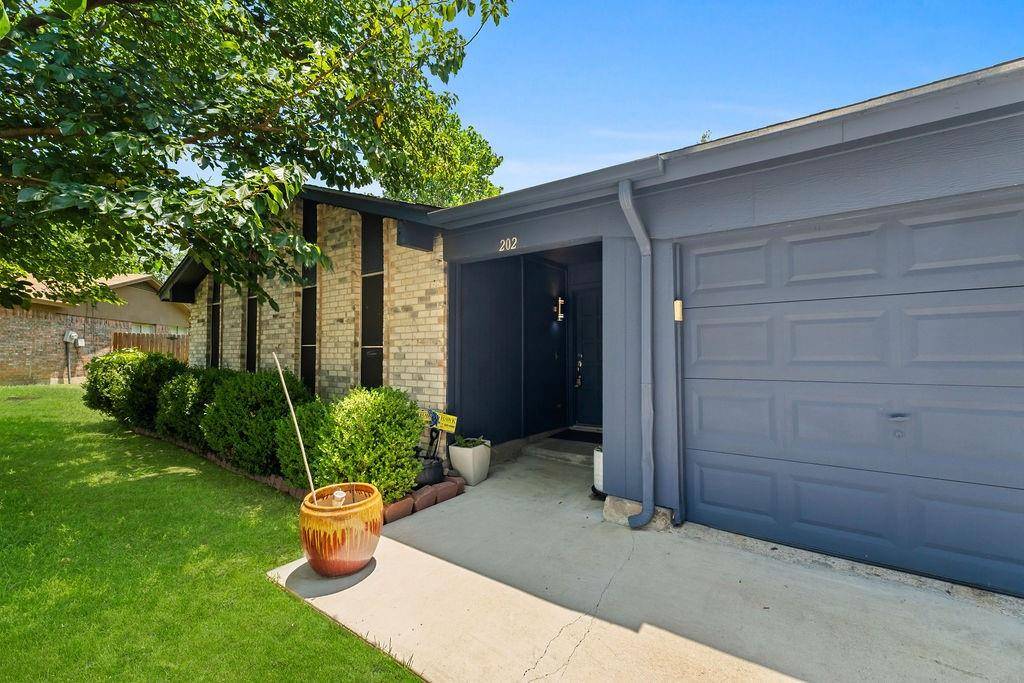 202 Fleetwood Court, Arlington, TX 76014