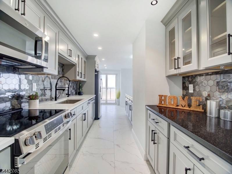 377 S Harrison St #17FF, East Orange City, NJ 07018