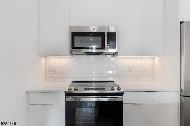 25 Freeway Dr #405, East Orange City, NJ 07018