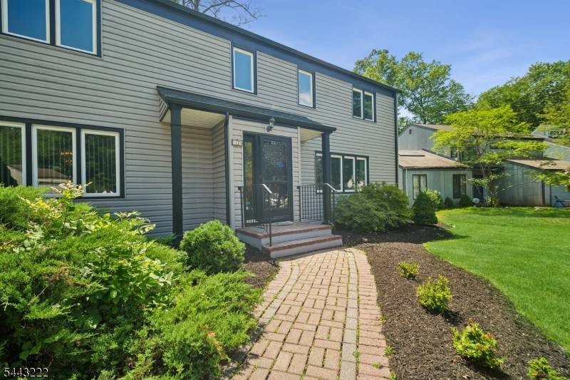 12 Arbor Ct, Livingston Twp., NJ 07039