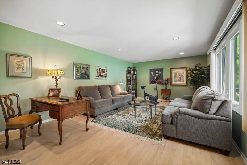 12 Arbor Ct, Livingston Twp., NJ 07039