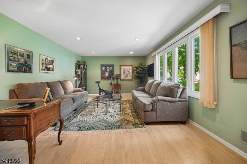 12 Arbor Ct, Livingston Twp., NJ 07039