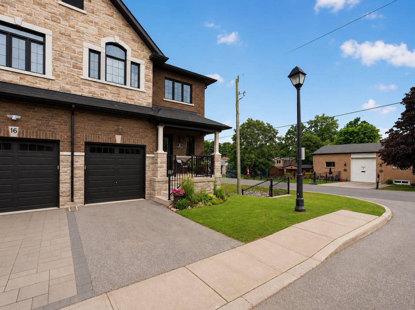18 Charmuse LN, East Gwillimbury, ON L9N 0N7