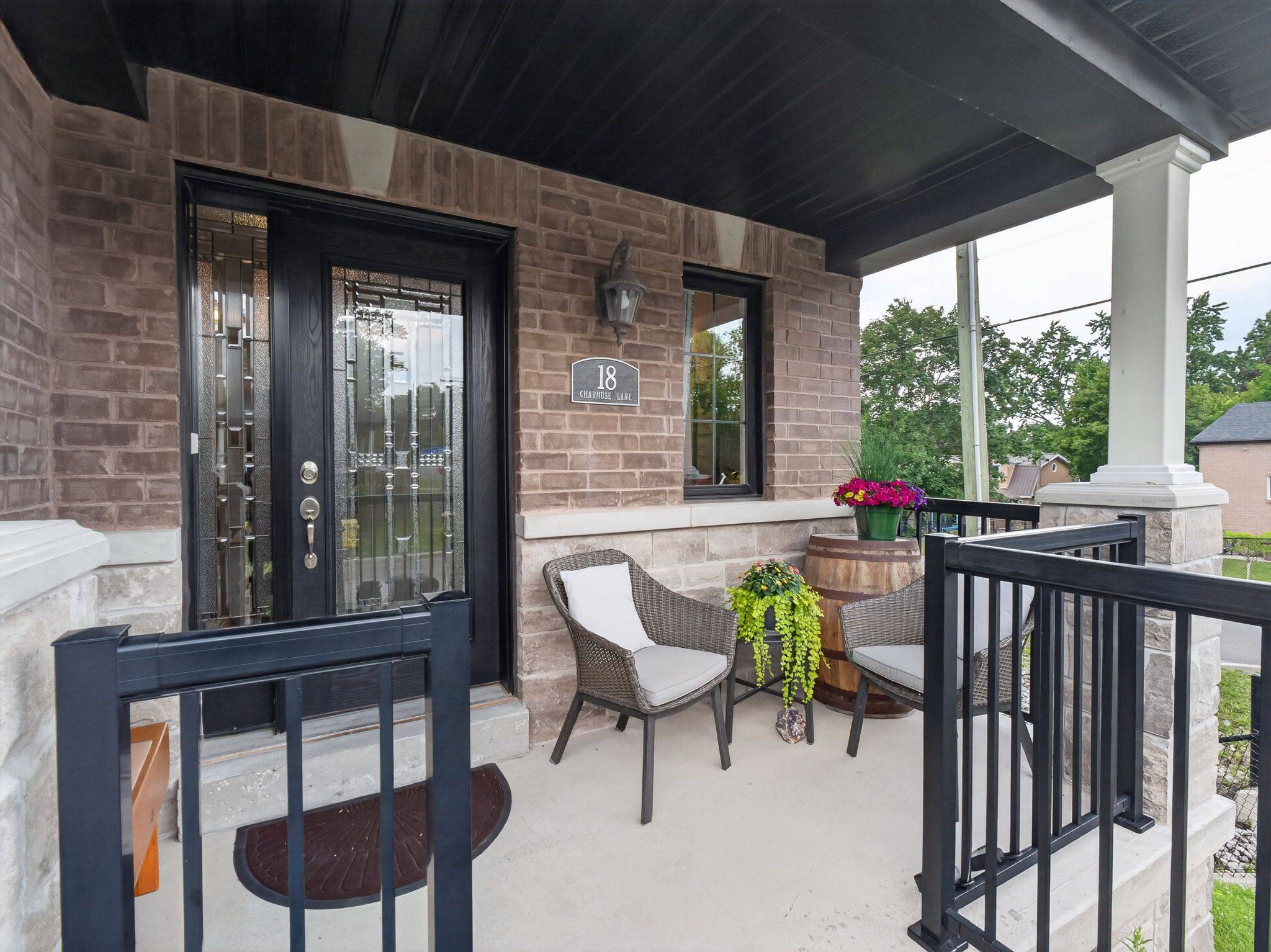 18 Charmuse LN, East Gwillimbury, ON L9N 0N7