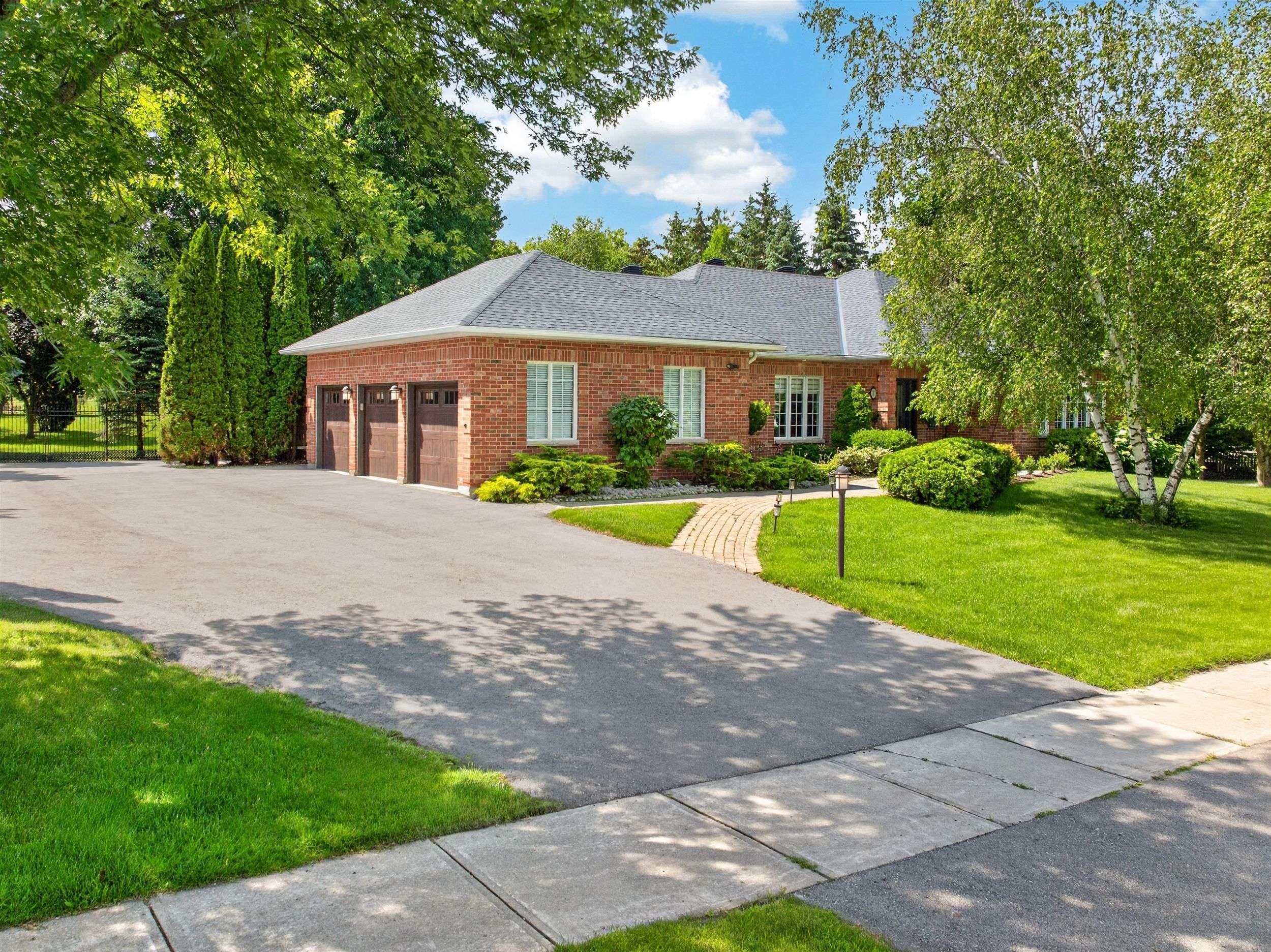 7 Maplehyrn AVE, East Gwillimbury, ON L0G 1V0