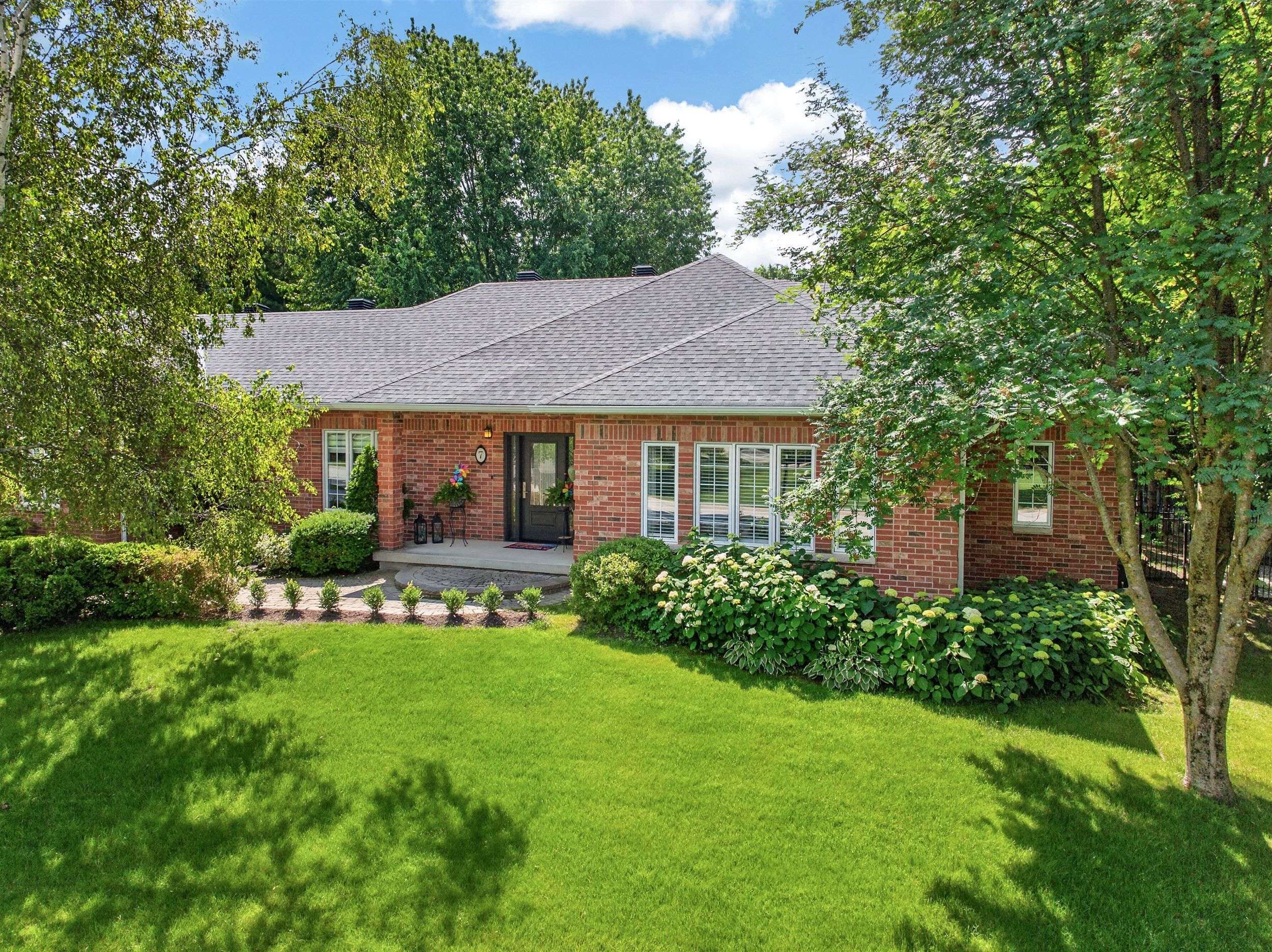 7 Maplehyrn AVE, East Gwillimbury, ON L0G 1V0
