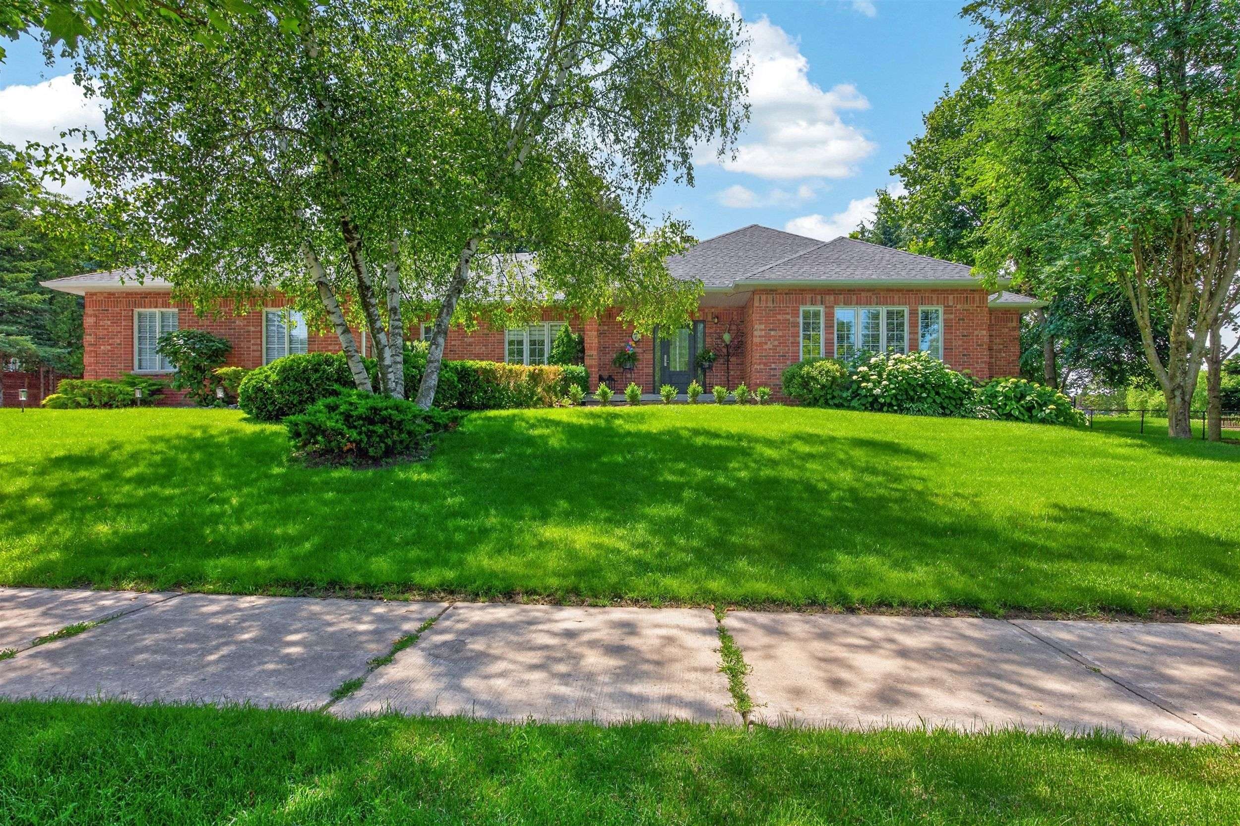 7 Maplehyrn AVE, East Gwillimbury, ON L0G 1V0