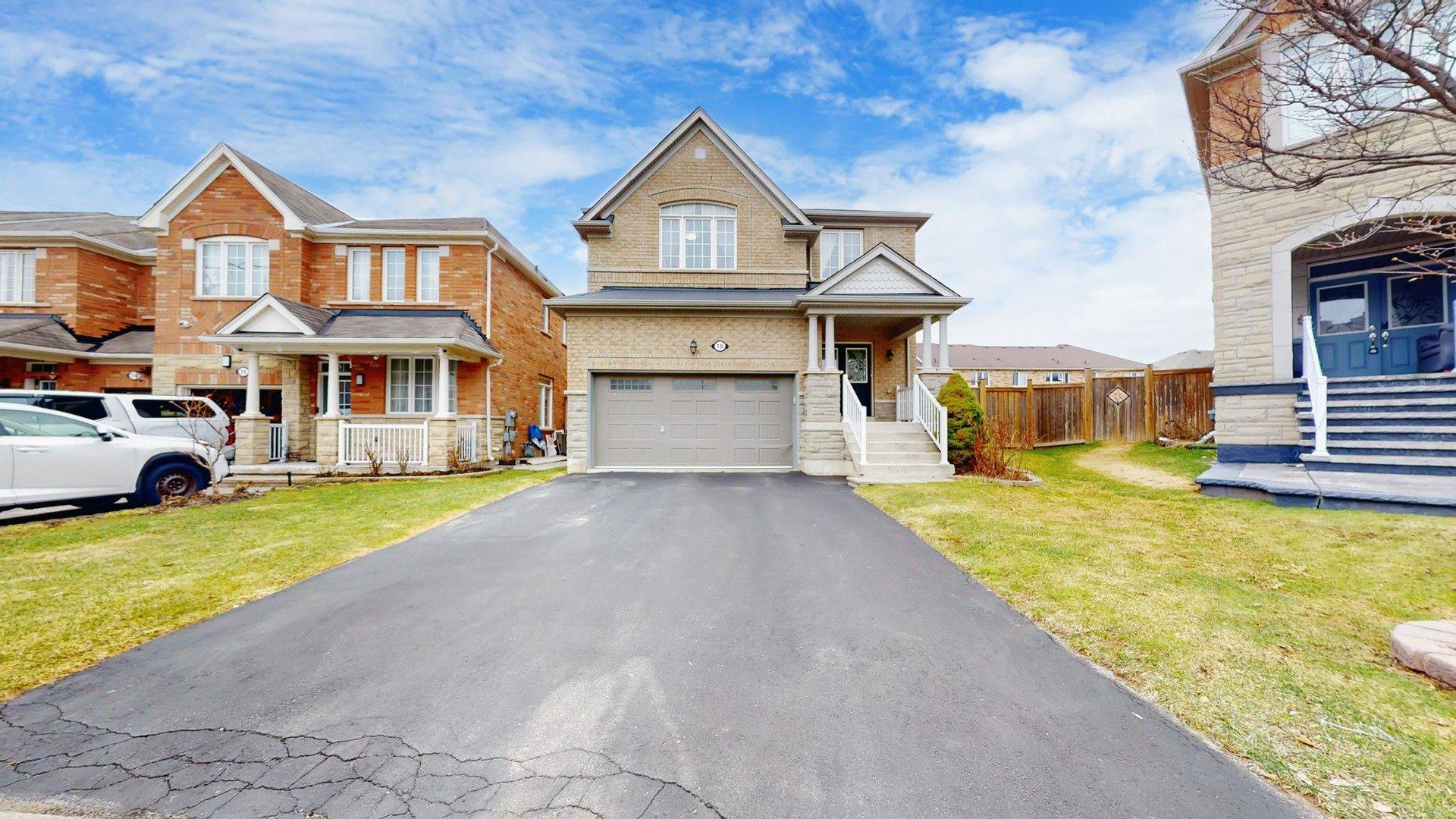 18 Kawana RD, Brampton, ON L6Y 0W2