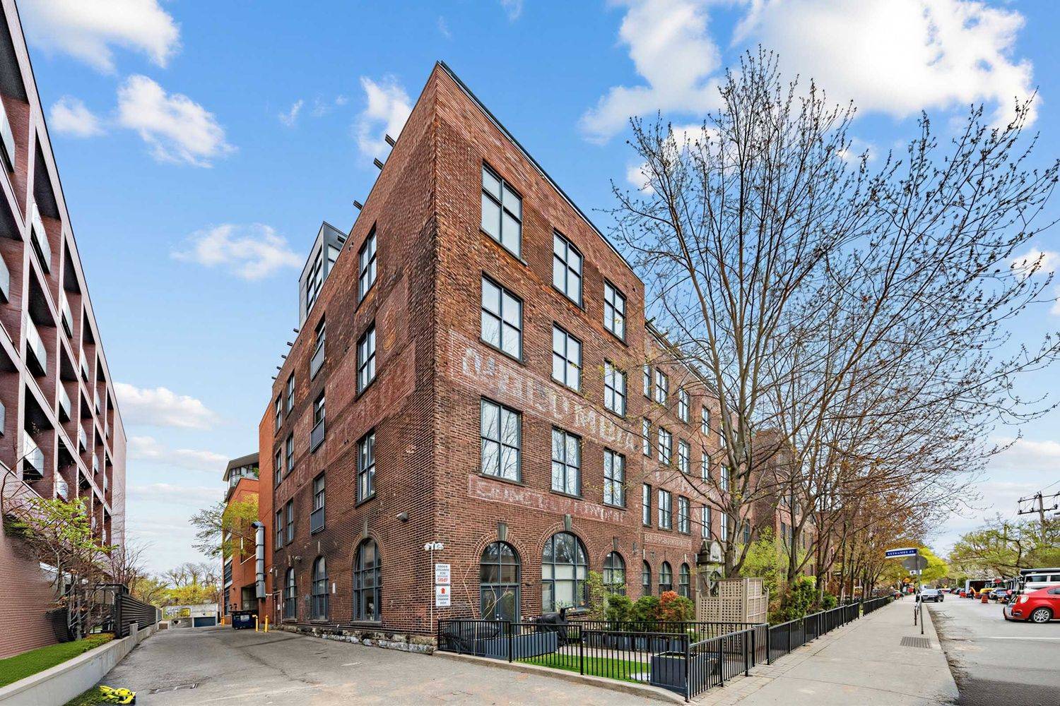 363 Sorauren AVE #301, Toronto W01, ON M6R 3C1