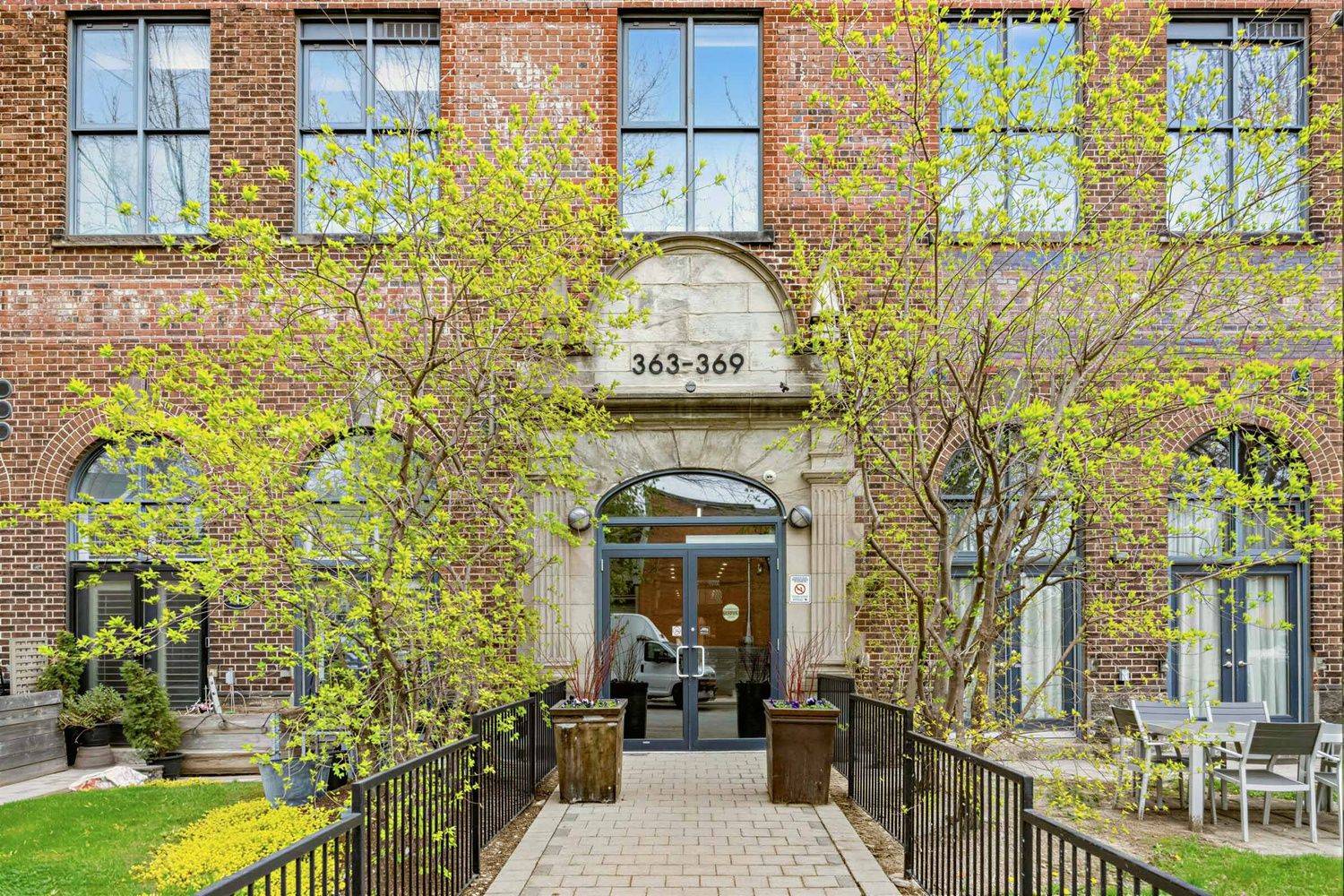 363 Sorauren AVE #301, Toronto W01, ON M6R 3C1