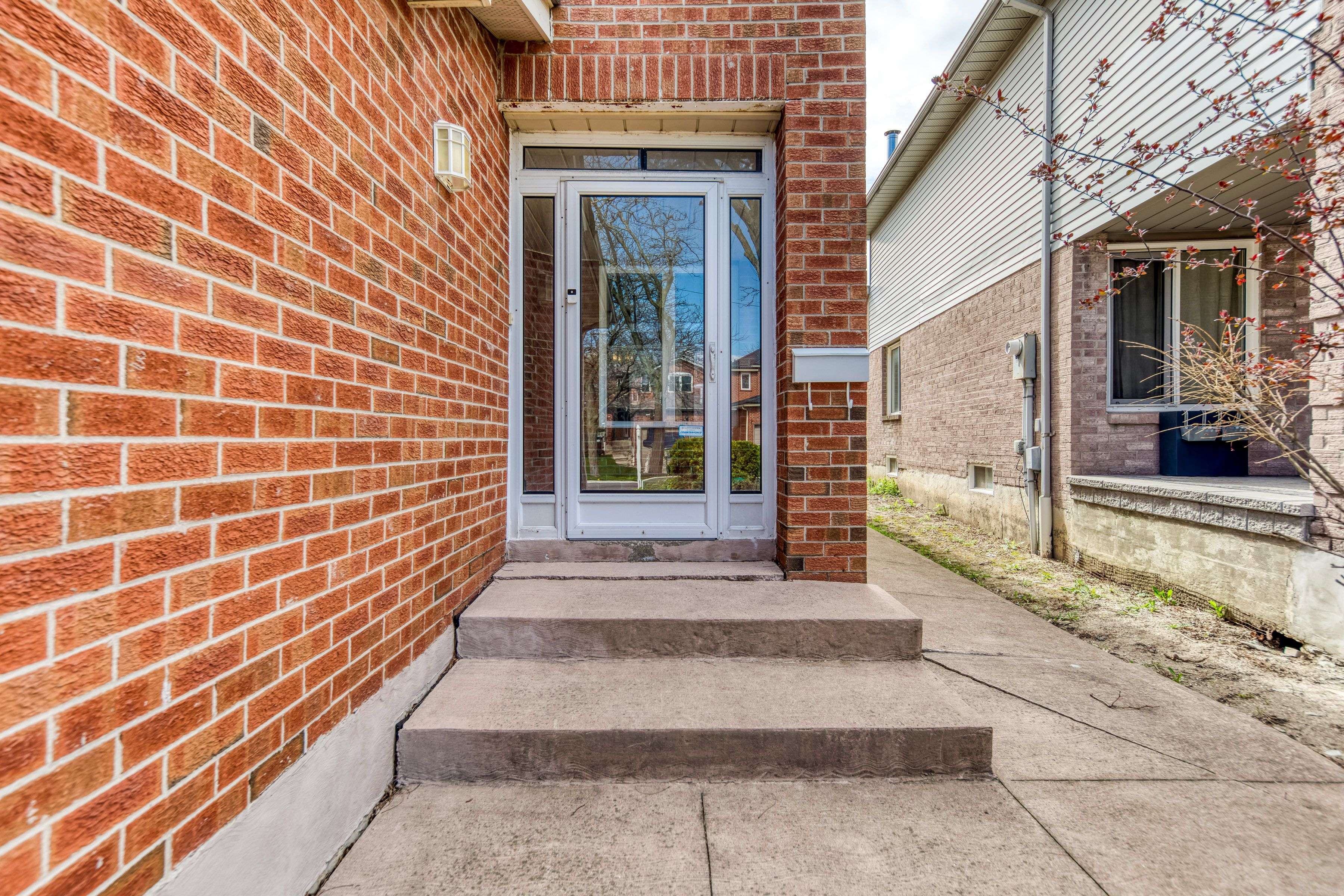 3390 Chartrand CRES, Mississauga, ON L5L 4C4