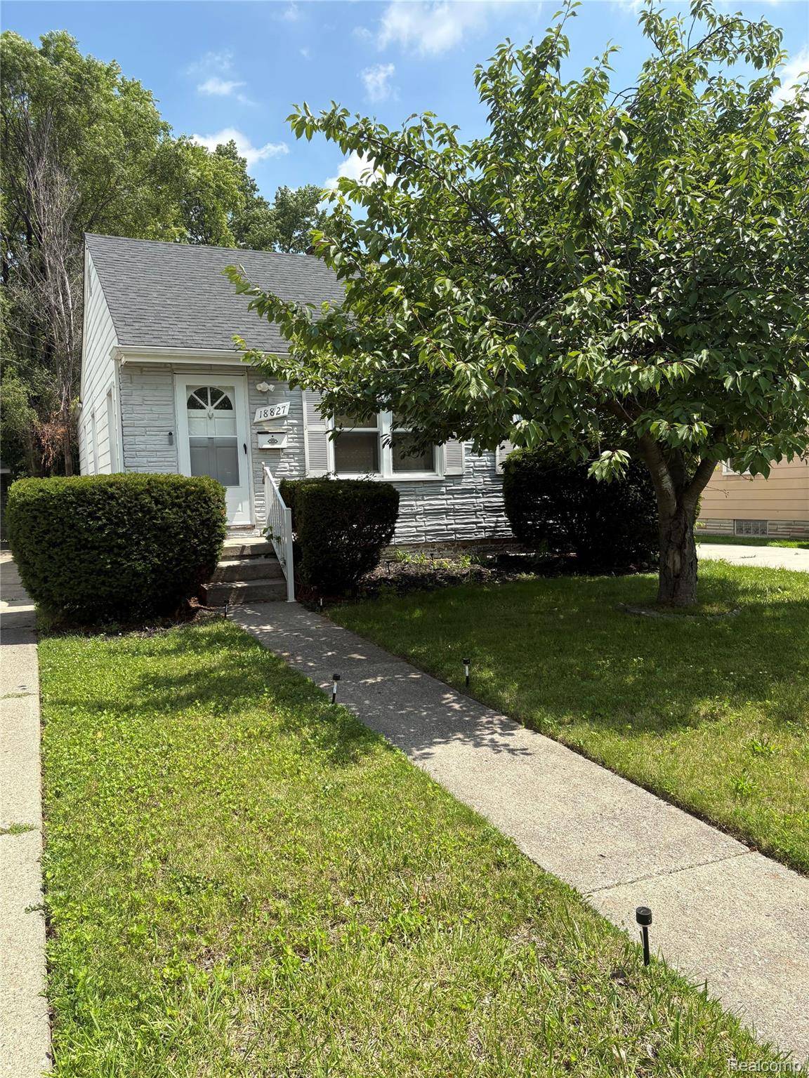 18827 Woodside ST, Harper Woods, MI 48225