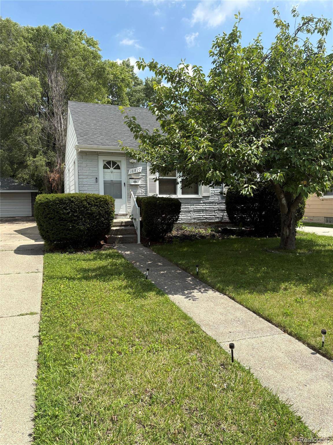 18827 Woodside ST, Harper Woods, MI 48225