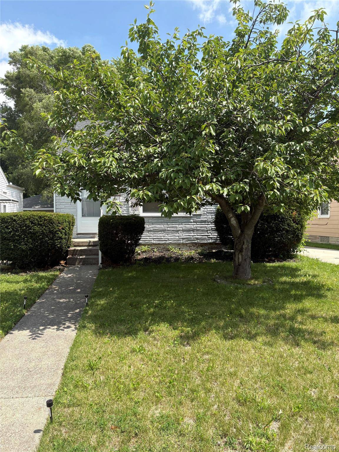 18827 Woodside ST, Harper Woods, MI 48225