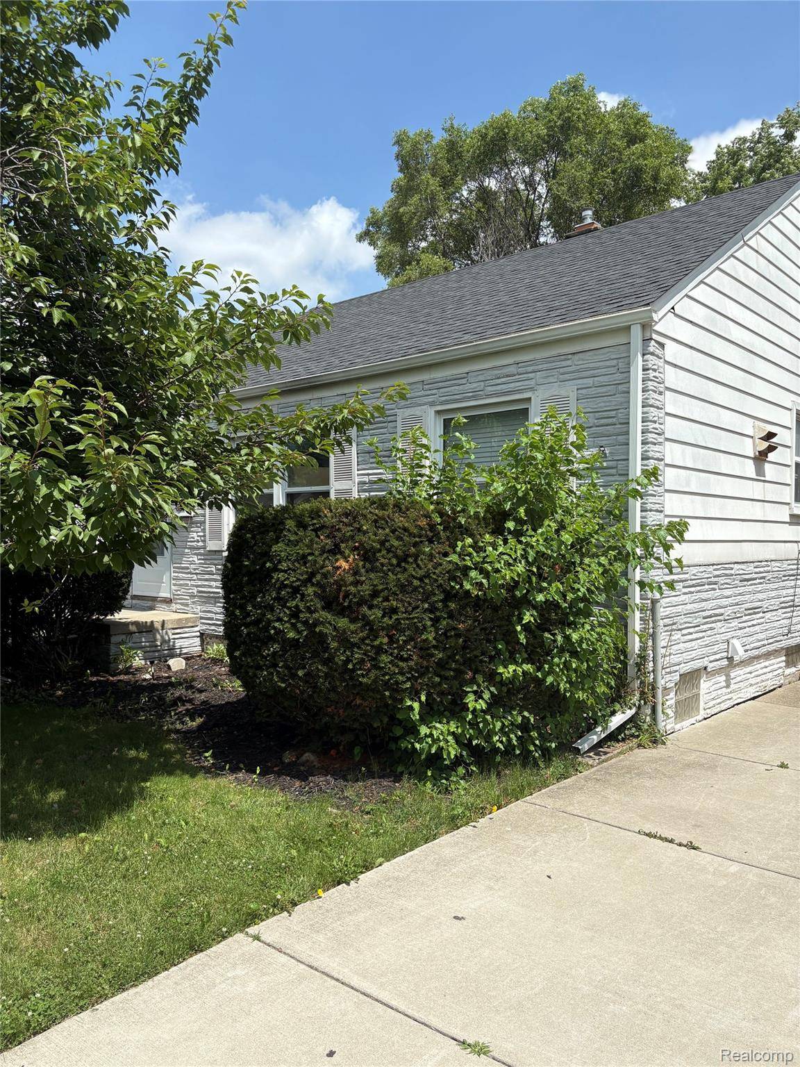18827 Woodside ST, Harper Woods, MI 48225