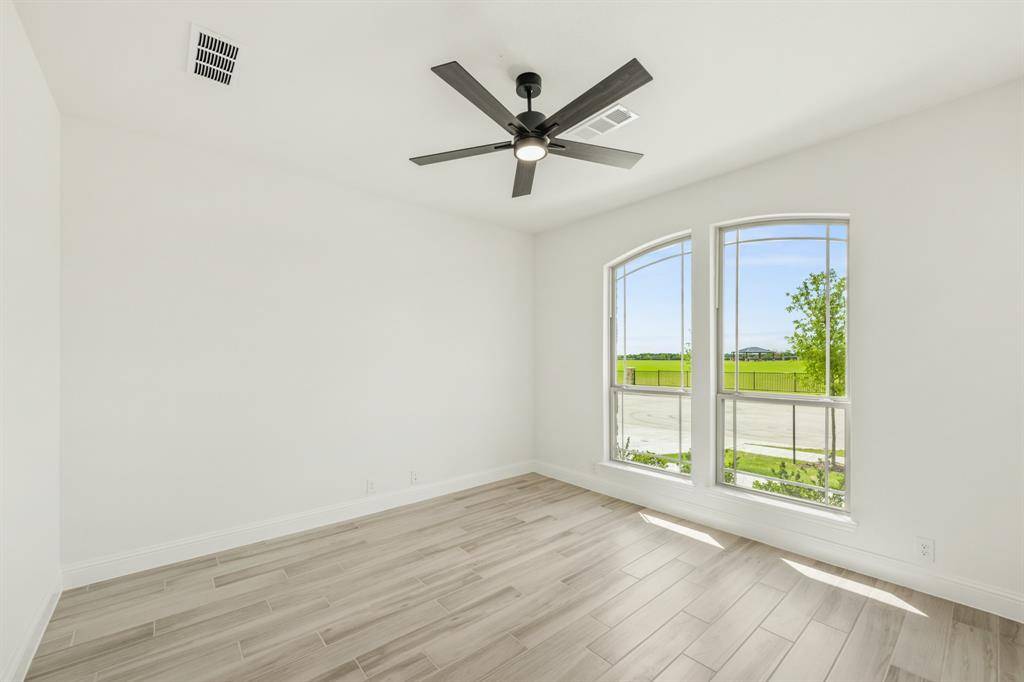 925 Cannes Drive, Red Oak, TX 75154