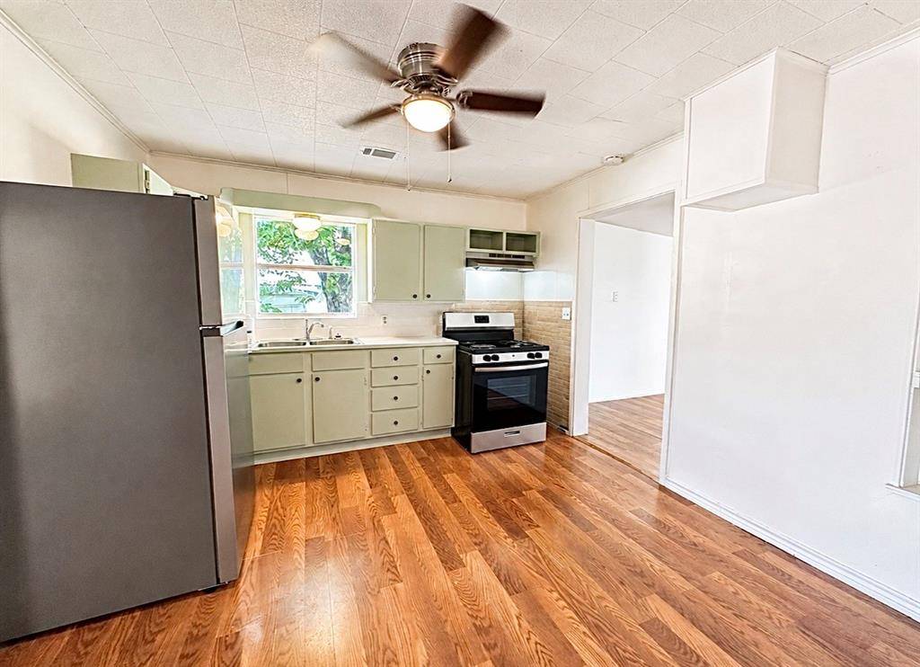 502 W Paine Avenue, Comanche, TX 76442
