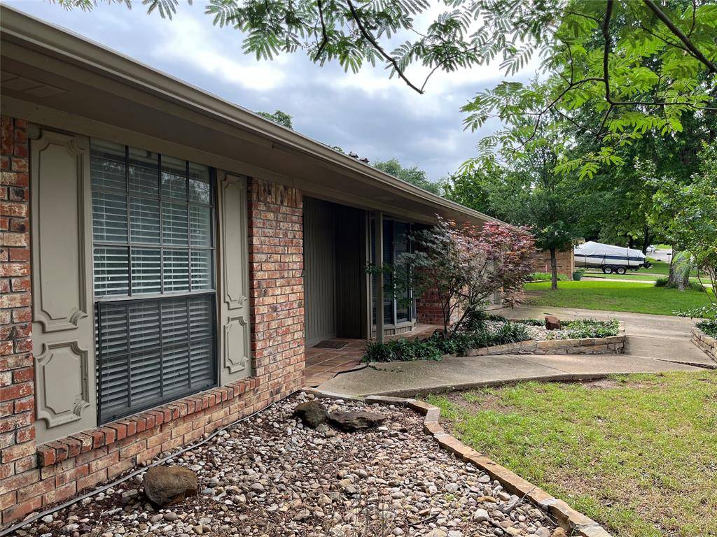 5008 Millsprings Drive, Arlington, TX 76017