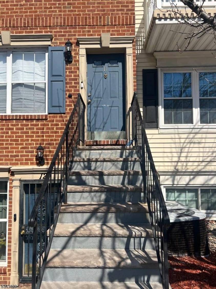 11 Seton Hall Dr, Newark City, NJ 07103