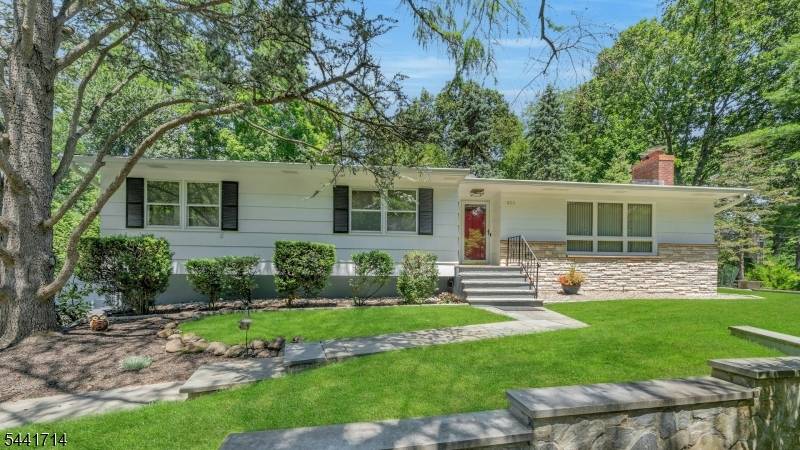 350 Greenbrier Ct, Mountainside Boro, NJ 07092