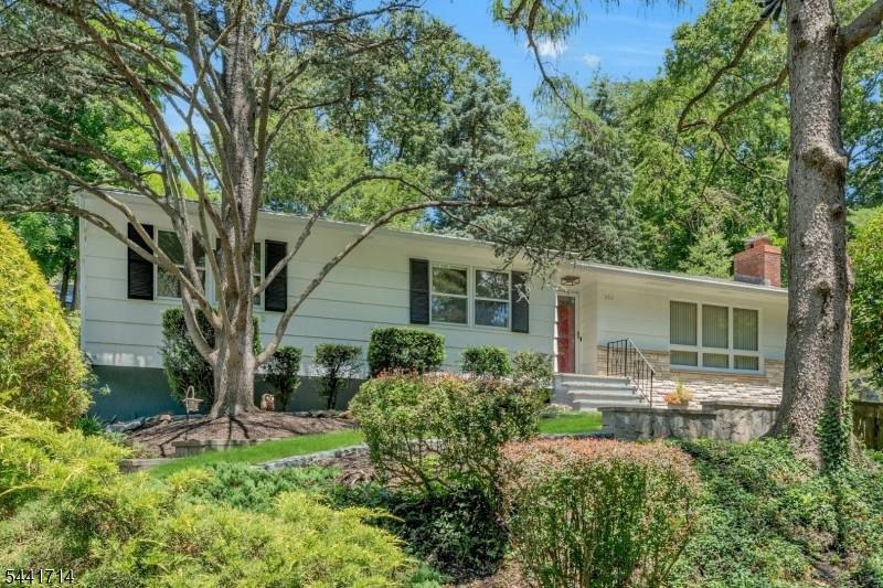 350 Greenbrier Ct, Mountainside Boro, NJ 07092