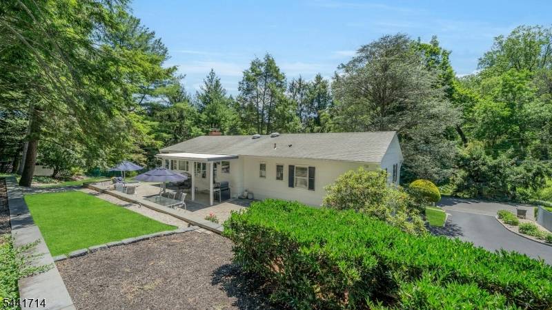 350 Greenbrier Ct, Mountainside Boro, NJ 07092