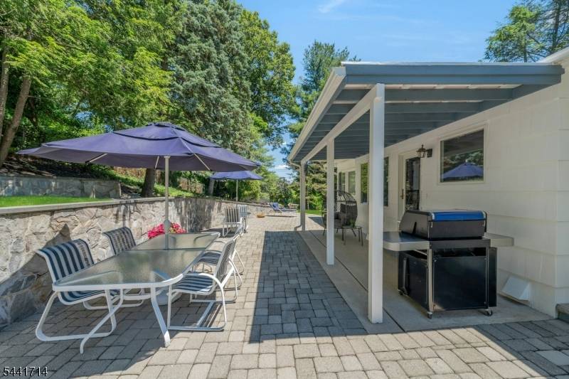 350 Greenbrier Ct, Mountainside Boro, NJ 07092
