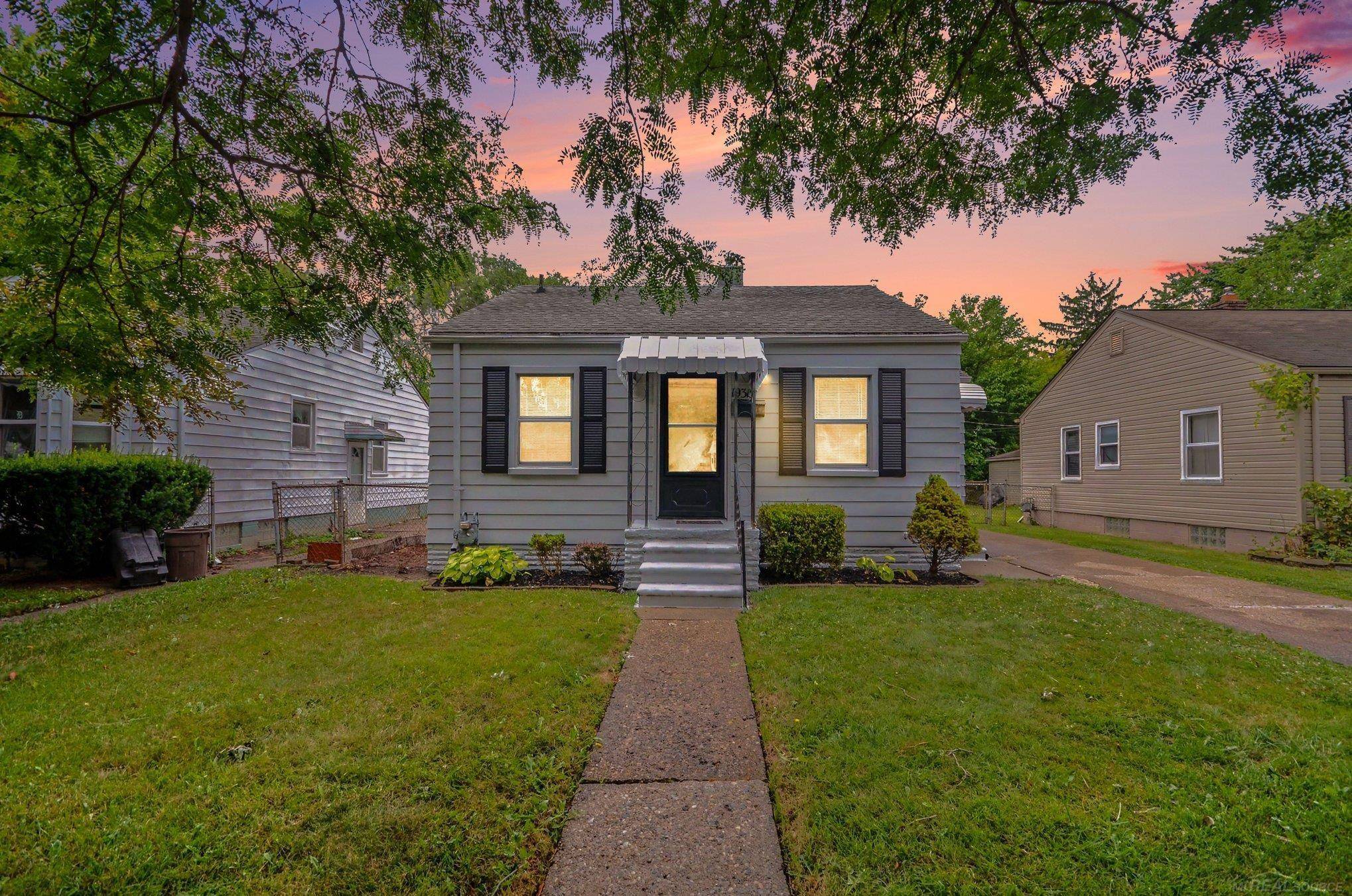 19315 Kingsville ST, Harper Woods, MI 48225