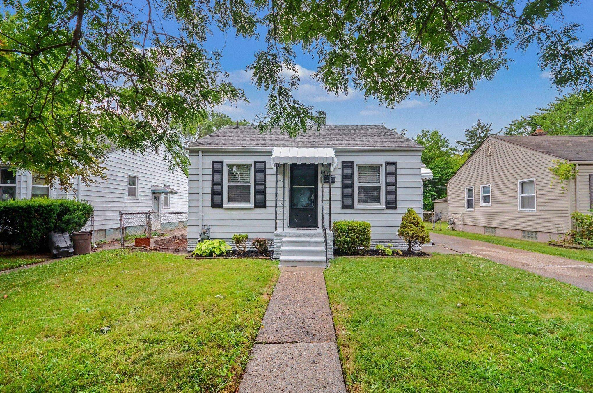 19315 Kingsville ST, Harper Woods, MI 48225