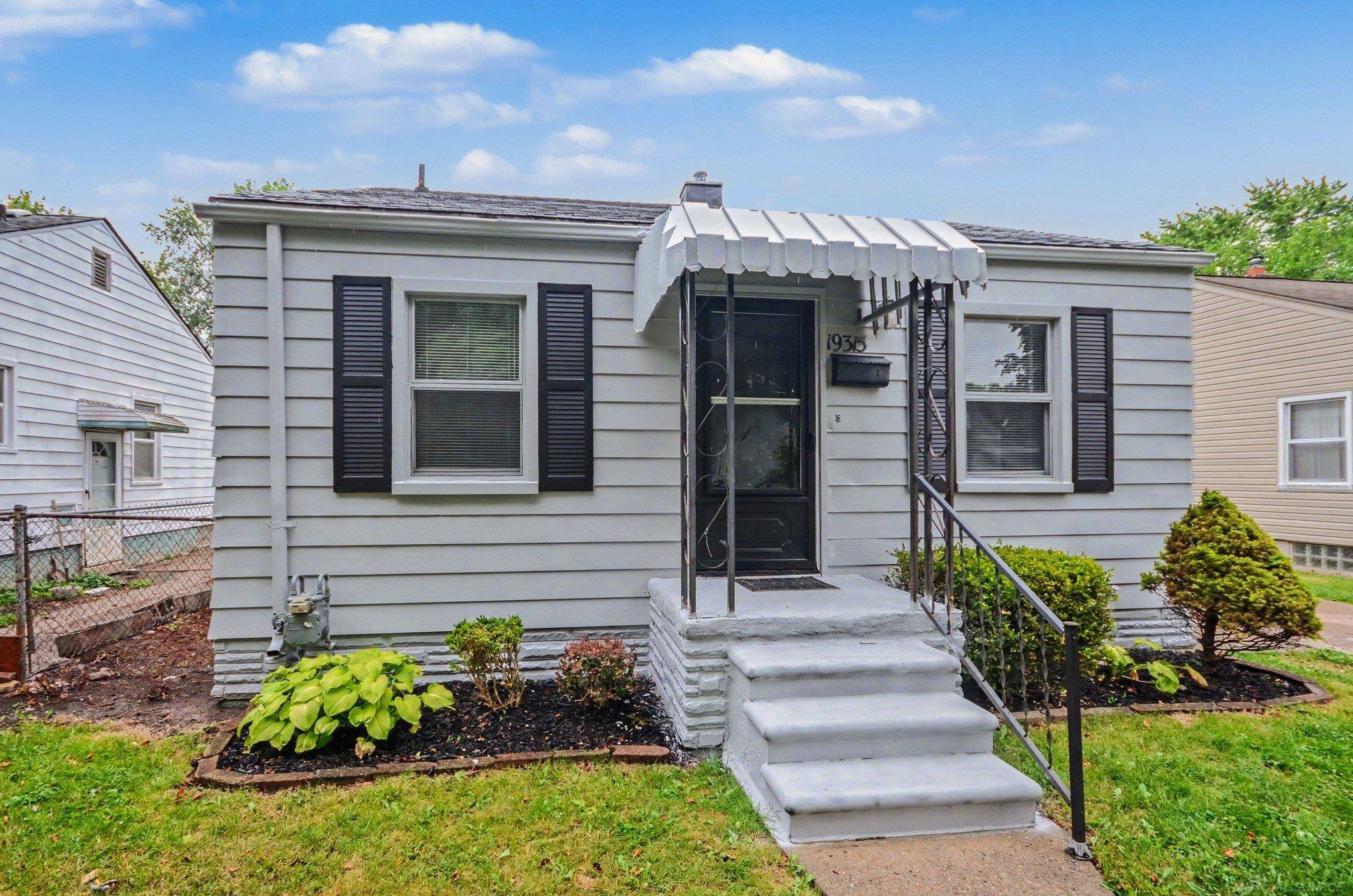 19315 Kingsville ST, Harper Woods, MI 48225