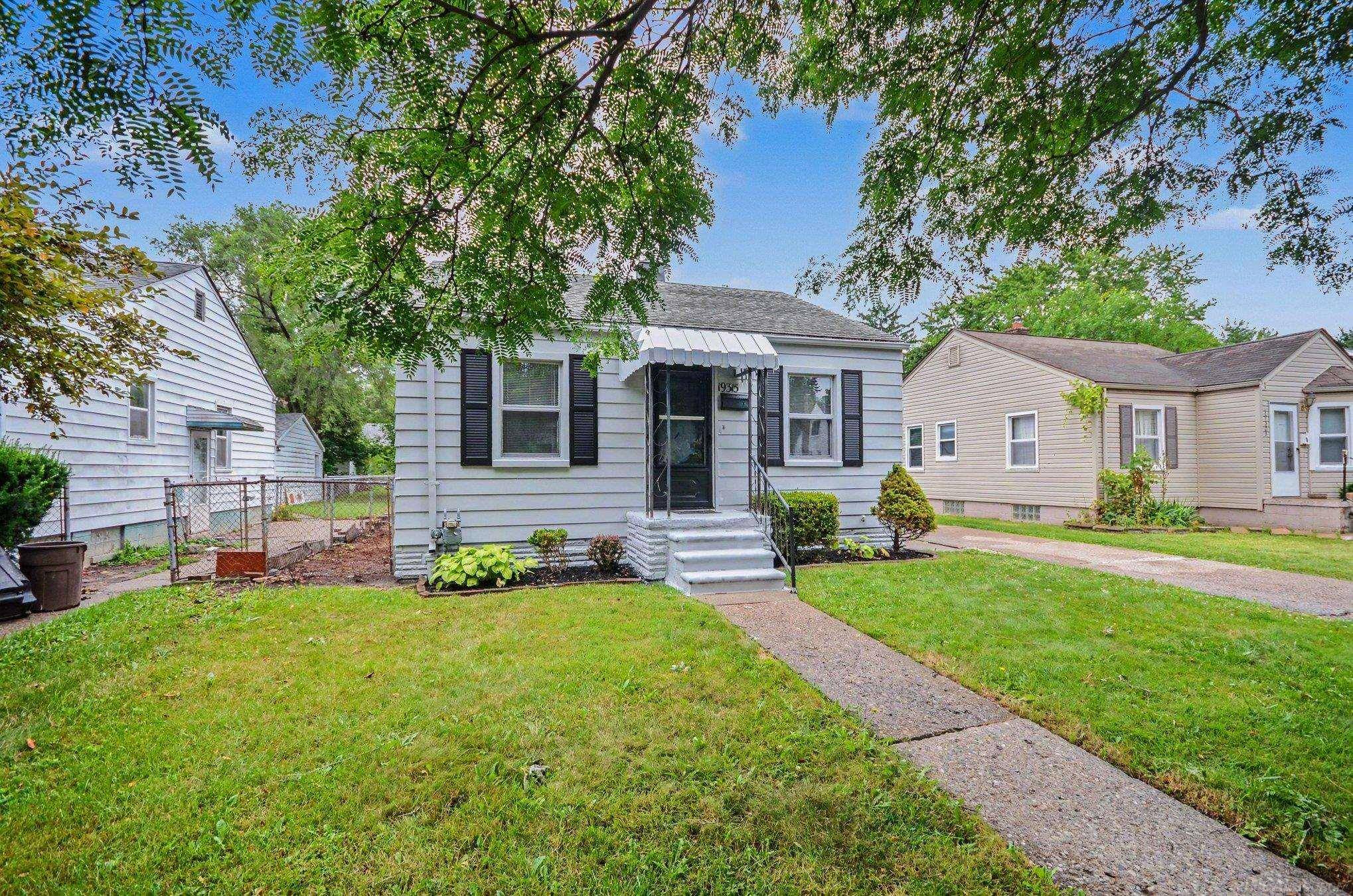 19315 Kingsville ST, Harper Woods, MI 48225