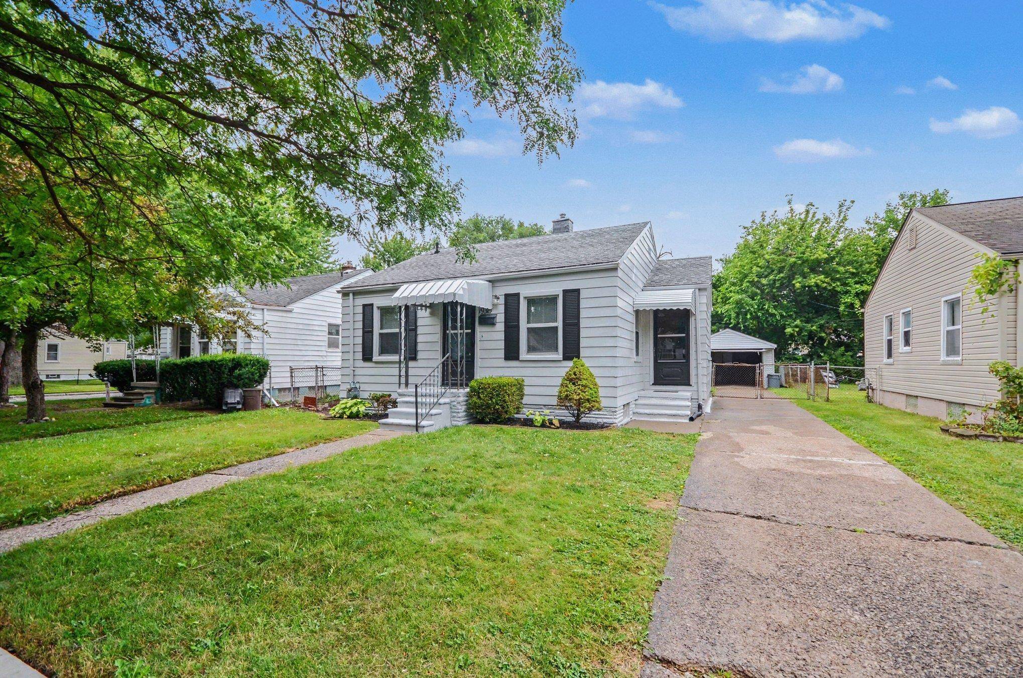 19315 Kingsville ST, Harper Woods, MI 48225
