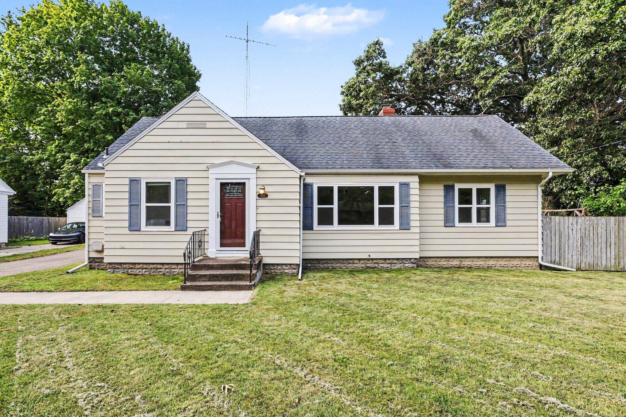 530 Montezuma RD, St. Joseph Twp, MI 49022