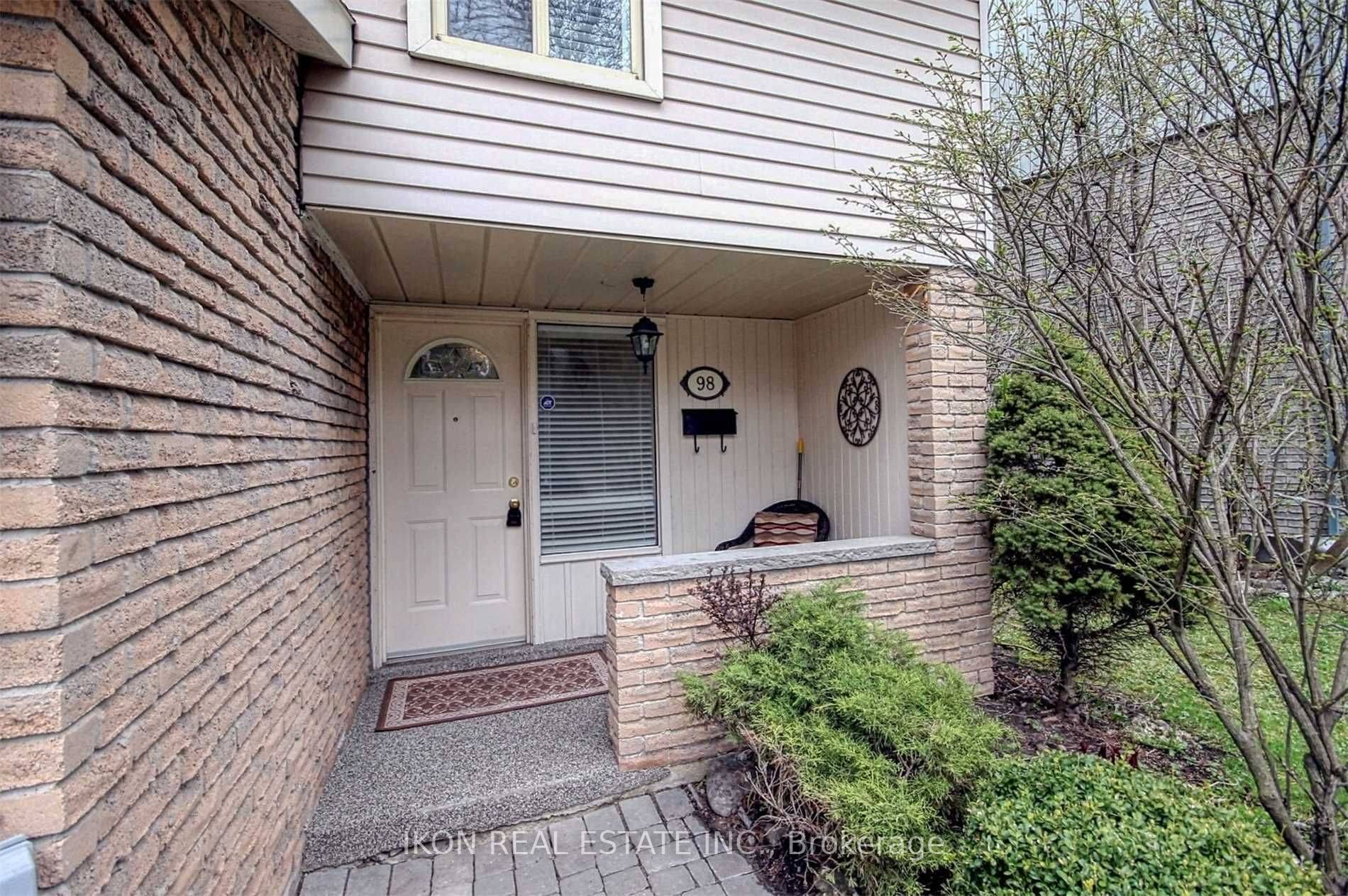 98 Henderson DR, Aurora, ON L4G 3M3