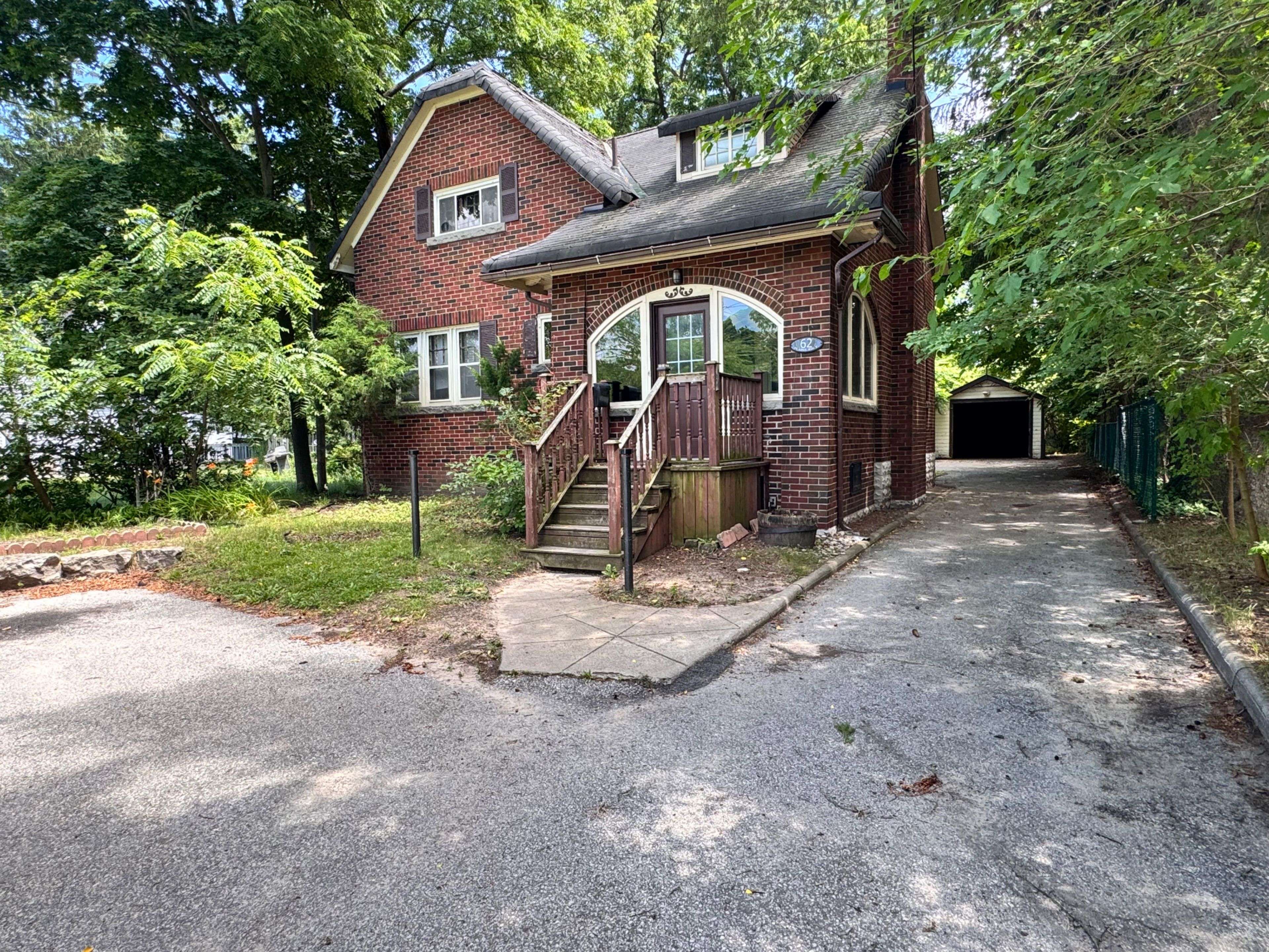 62 Plains RD E, Burlington, ON L7T 2B9