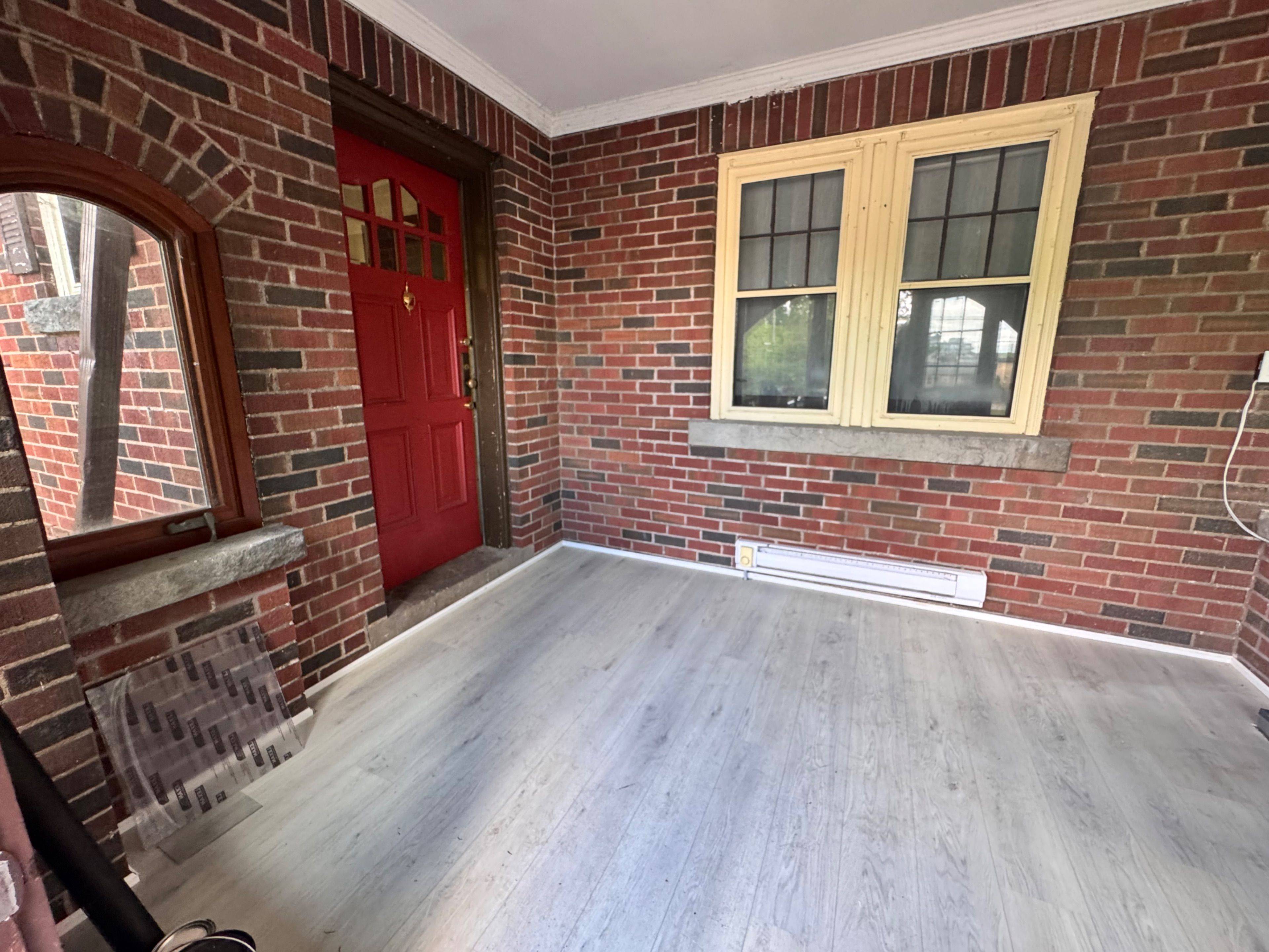 62 Plains RD E, Burlington, ON L7T 2B9