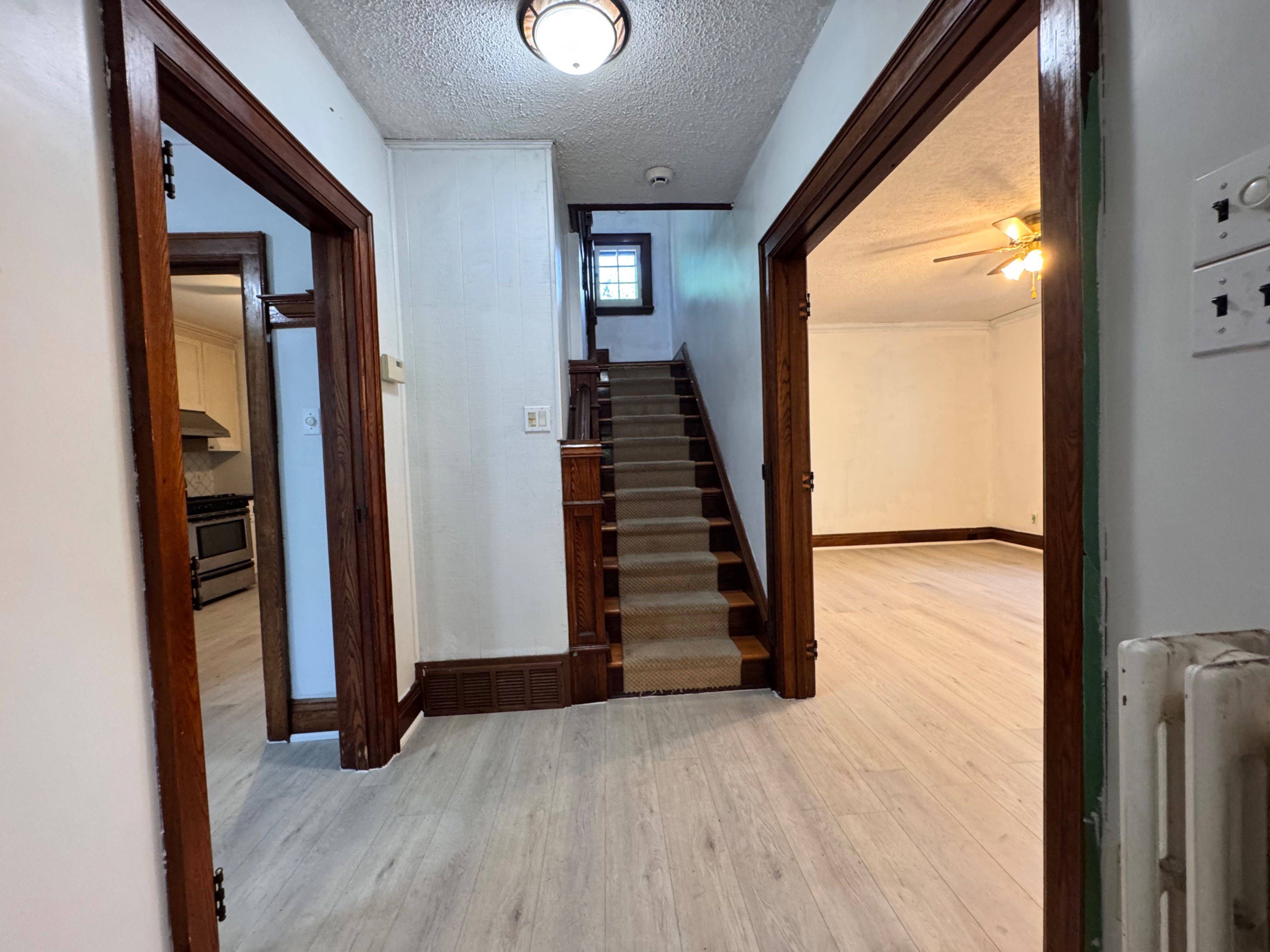 62 Plains RD E, Burlington, ON L7T 2B9
