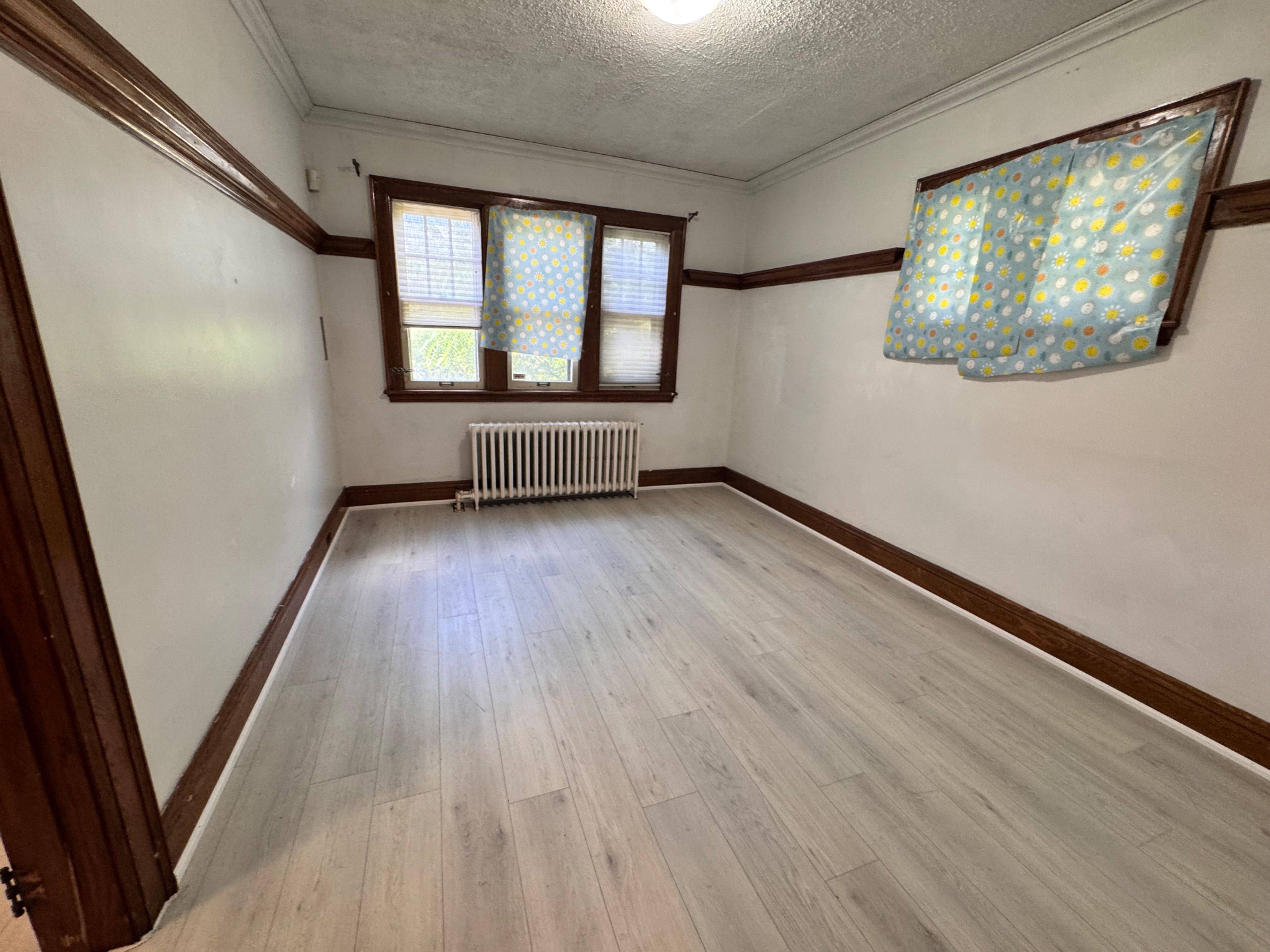 62 Plains RD E, Burlington, ON L7T 2B9