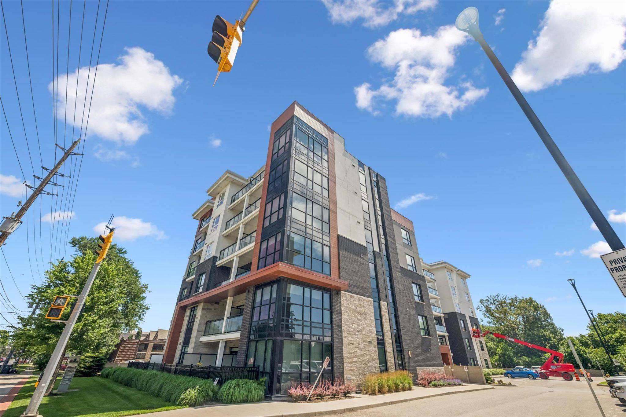 340 plains RD E, Burlington, ON L7T 0C2