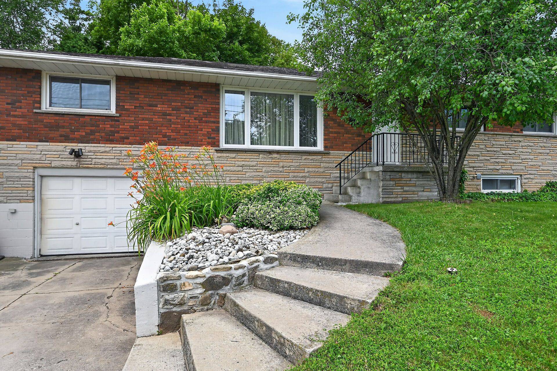 27 Ainslie AVE, Hamilton, ON L8S 2J5