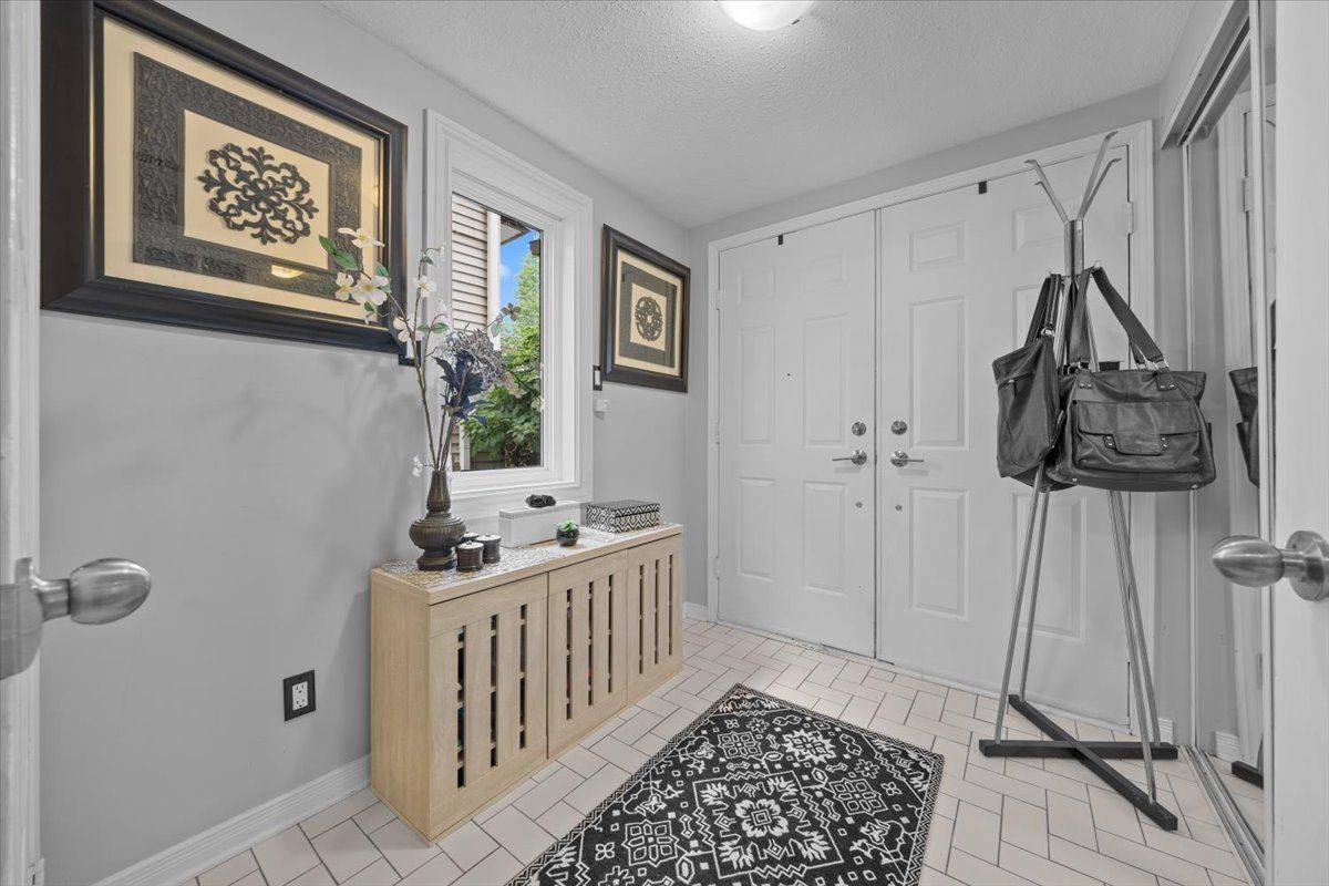 24 HACKETT ST, Hunt Club - Windsor Park Village And Area, ON K1V 0P7