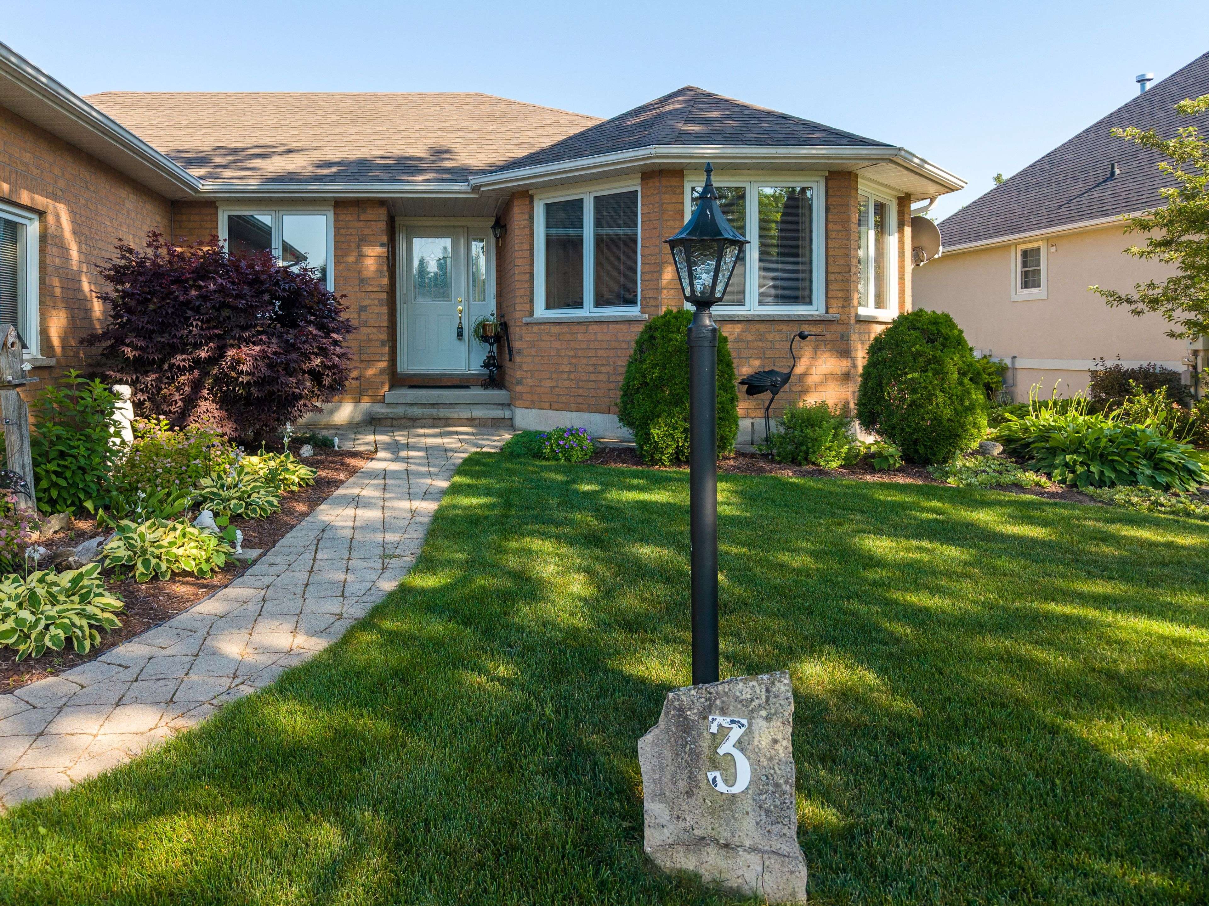 3 Wickens LN, Blue Mountains, ON N0H 2P0