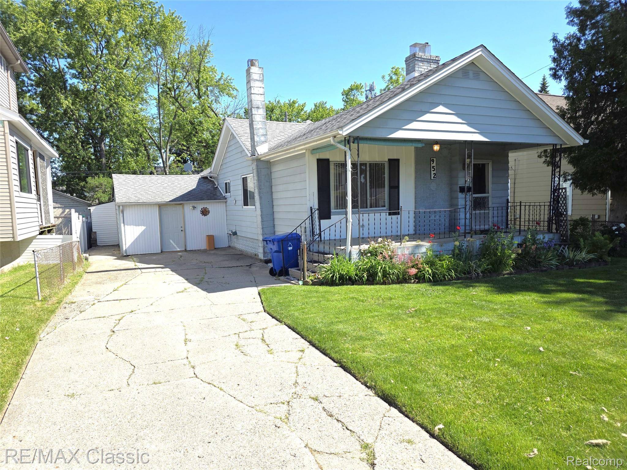 952 Lakeview ST, Waterford Charter Township, MI 48328