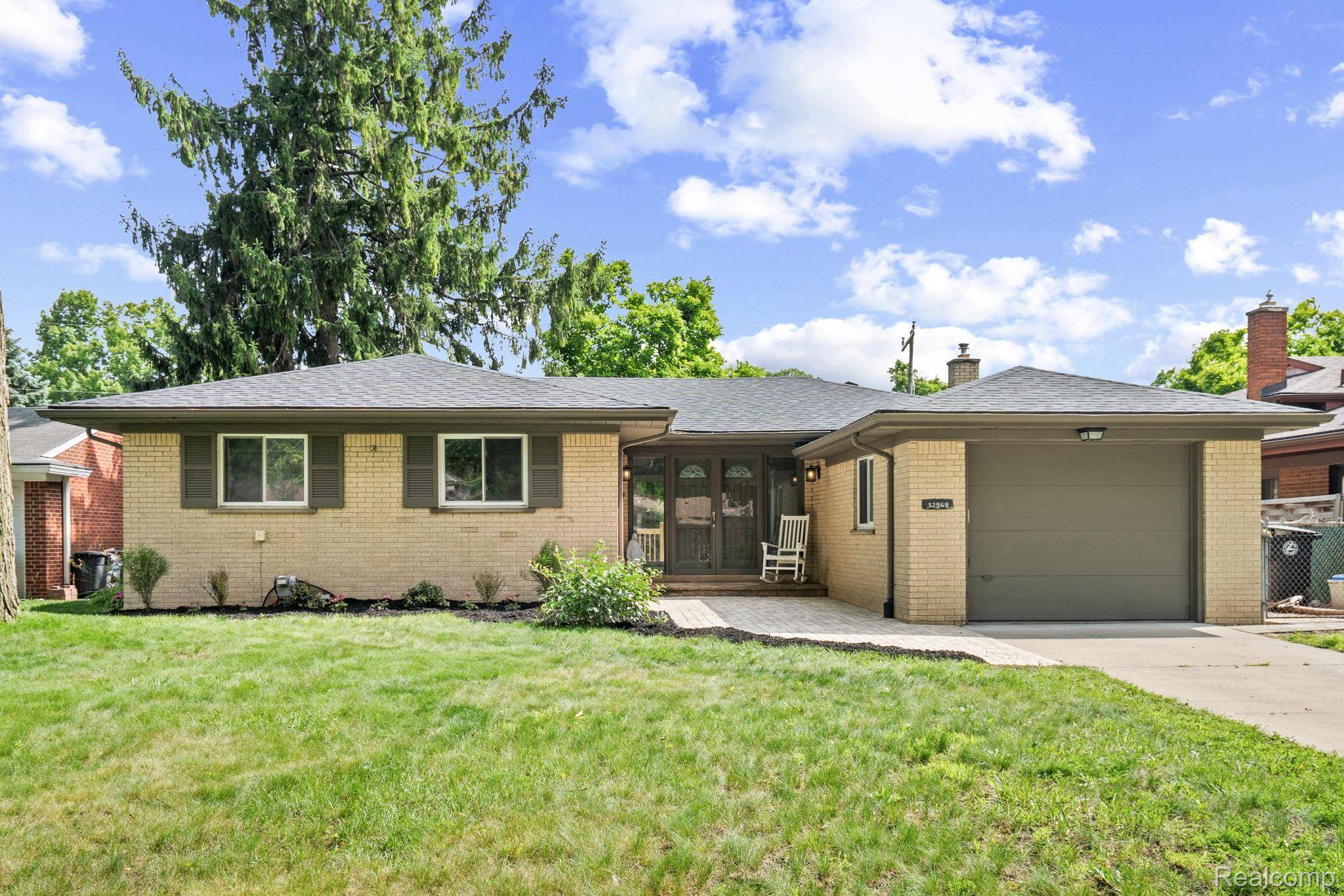 32969 Lyndon ST, Livonia, MI 48154