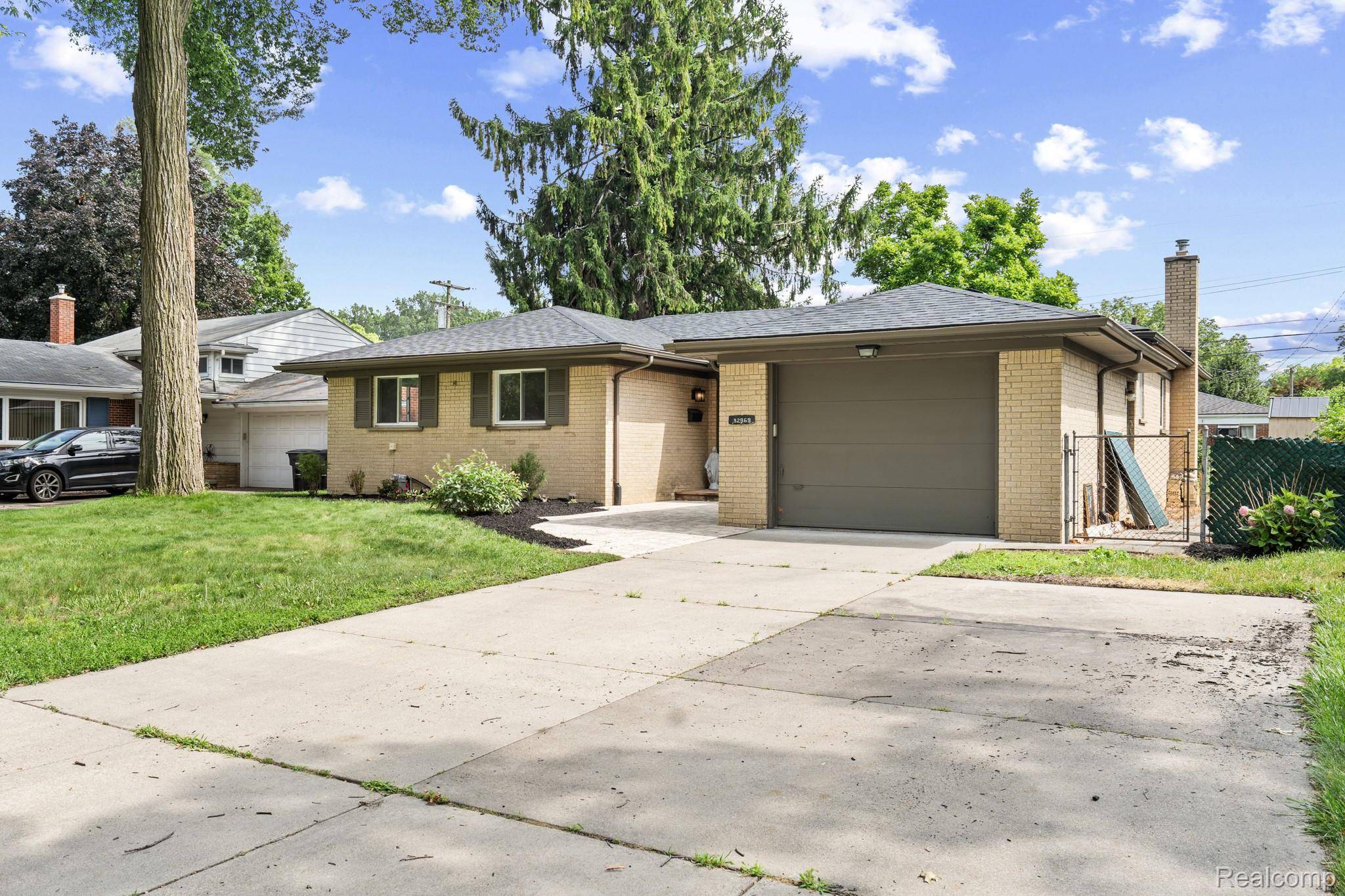 32969 Lyndon ST, Livonia, MI 48154
