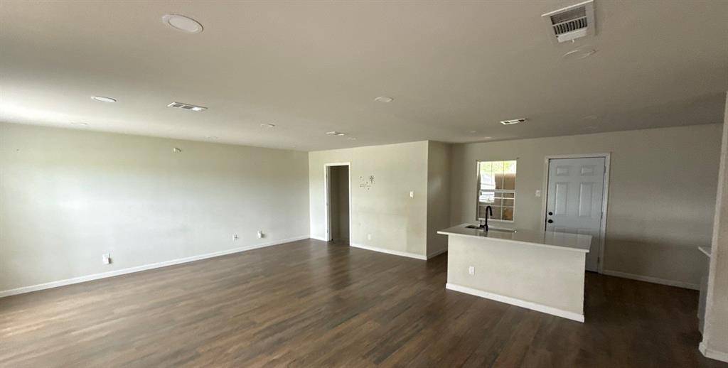 3155 E Ledbetter Drive, Dallas, TX 75216