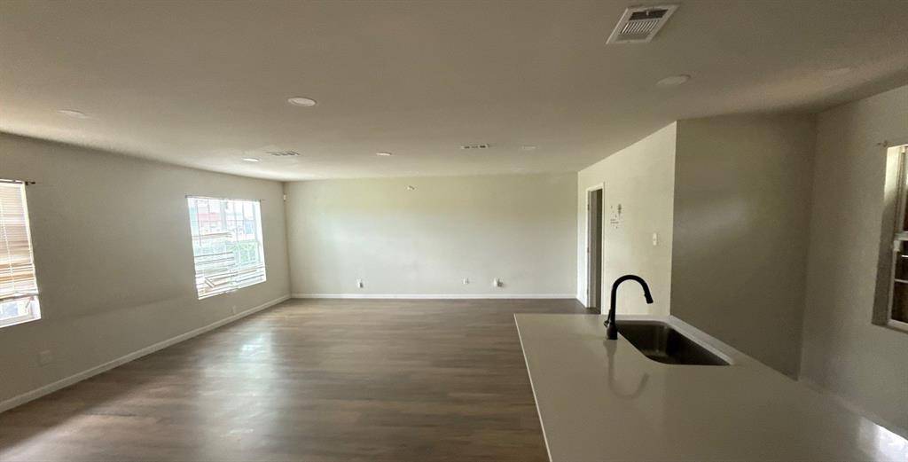 3155 E Ledbetter Drive, Dallas, TX 75216