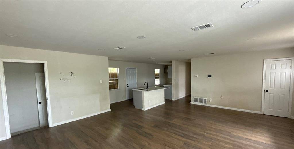 3155 E Ledbetter Drive, Dallas, TX 75216