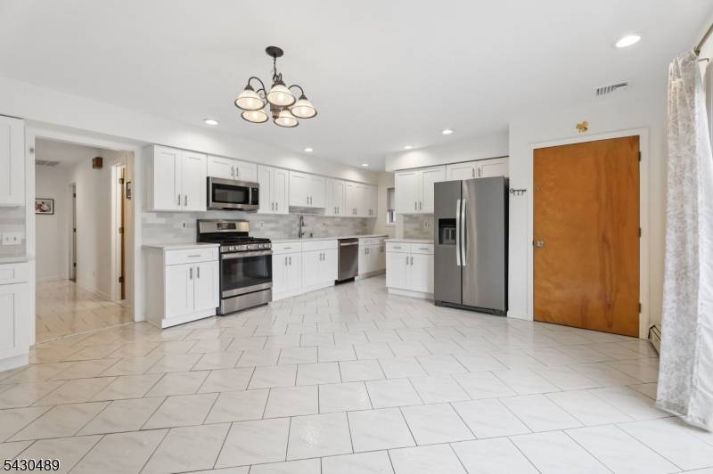 15 W Bradford Ave, Cedar Grove Twp., NJ 07009